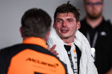 Max Verstappen deelt klap uit aan McLaren