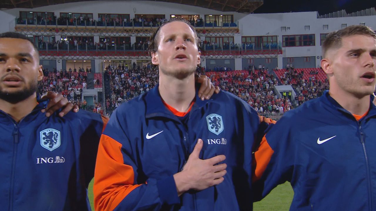 Wout Weghorst zingt luidkeels mee met het Wilhelmus.