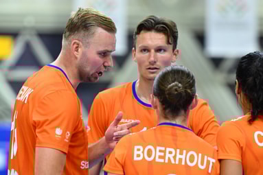 Overleg bij de korfballers