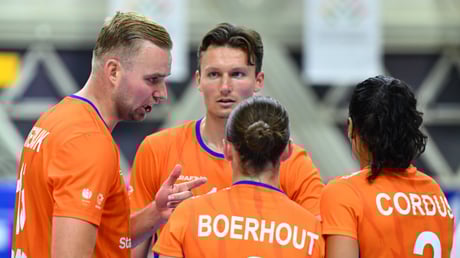Overleg bij de korfballers
