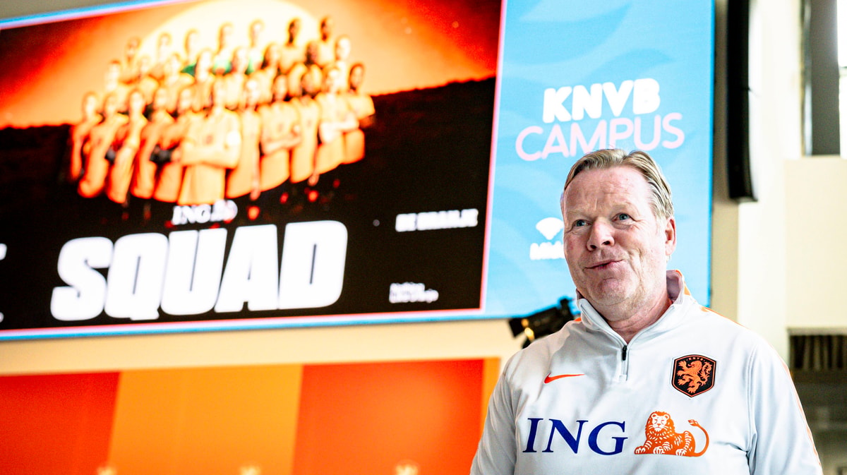 Ronald Koeman tijdens een persconferentie van het Nederlands elftal