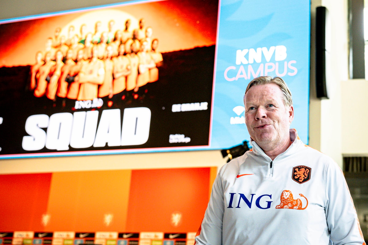 Ronald Koeman tijdens een persconferentie van het Nederlands elftal