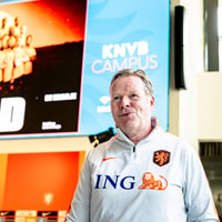 Ronald Koeman tijdens een persconferentie van het Nederlands elftal