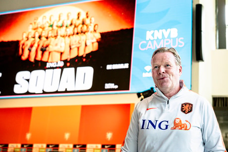 Ronald Koeman tijdens een persconferentie van het Nederlands elftal