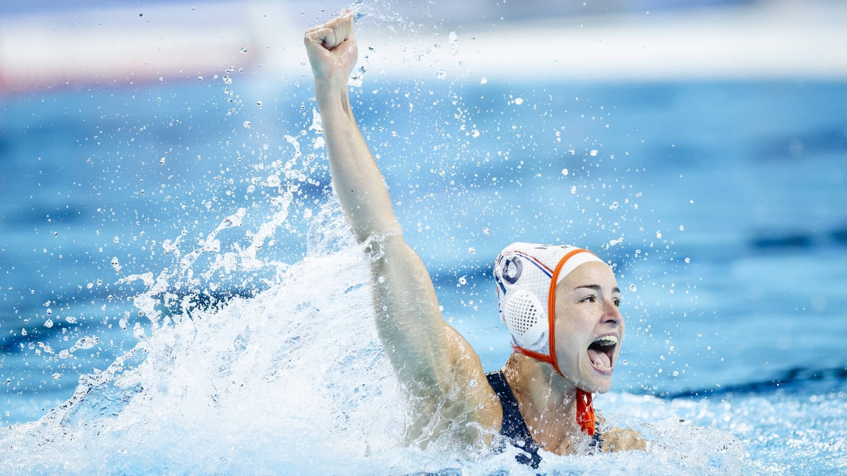 Lieke Rogge viert een treffer