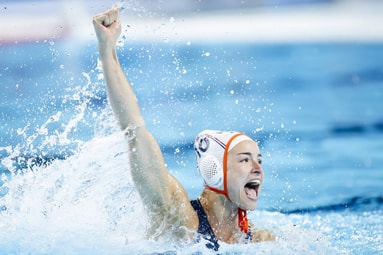 Lieke Rogge viert een treffer