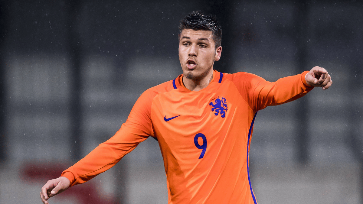 Joël Piroe in actie voor Oranje O20