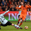 Joshua Brenet in actie voor het Nederlands elftal