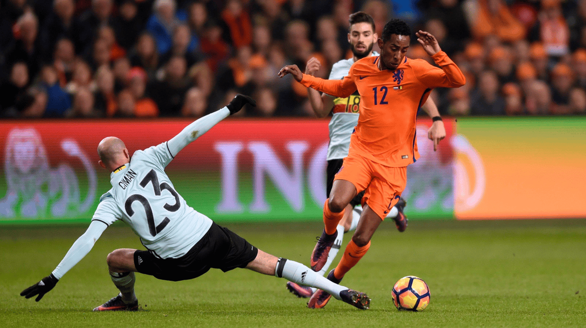 Joshua Brenet in actie voor het Nederlands elftal