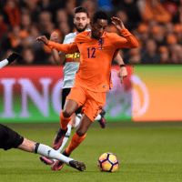Joshua Brenet in actie voor het Nederlands elftal