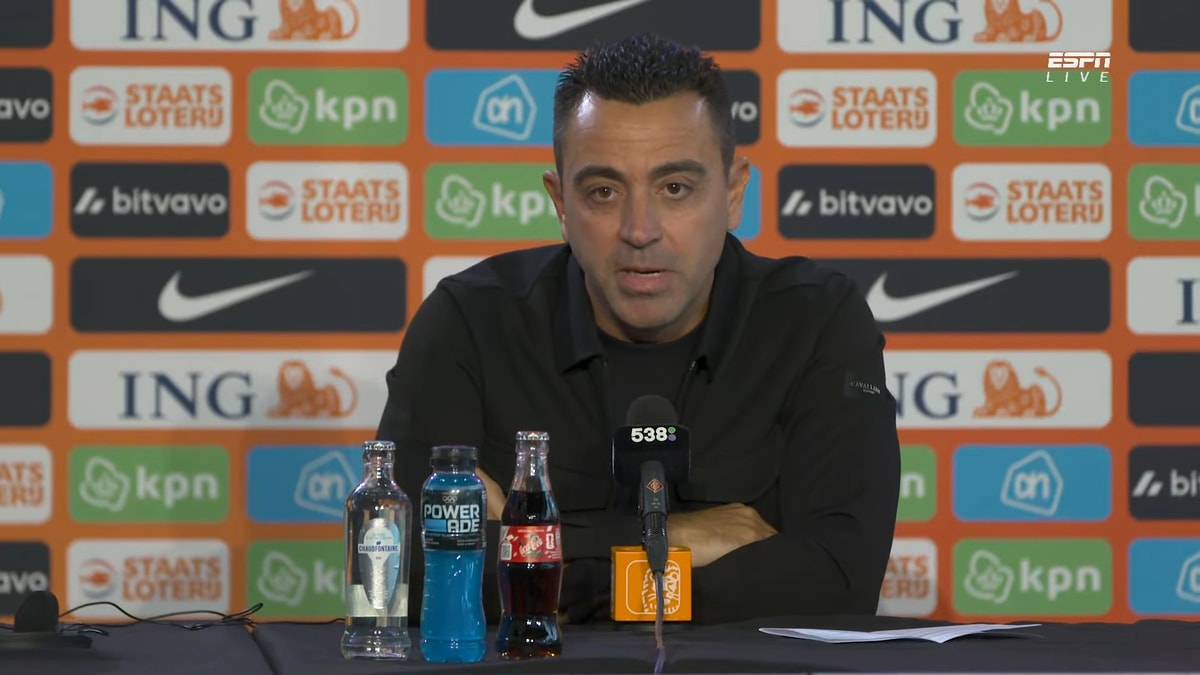 Xavi Hernández tijdens een persconferentie