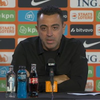 Xavi Hernández tijdens een persconferentie