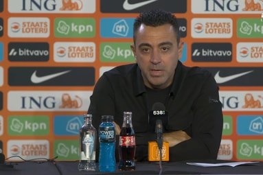 Xavi Hernández tijdens een persconferentie