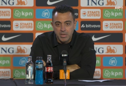 Xavi Hernández tijdens een persconferentie