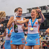 De Nederlandse hockeysters vieren de winst van het EK