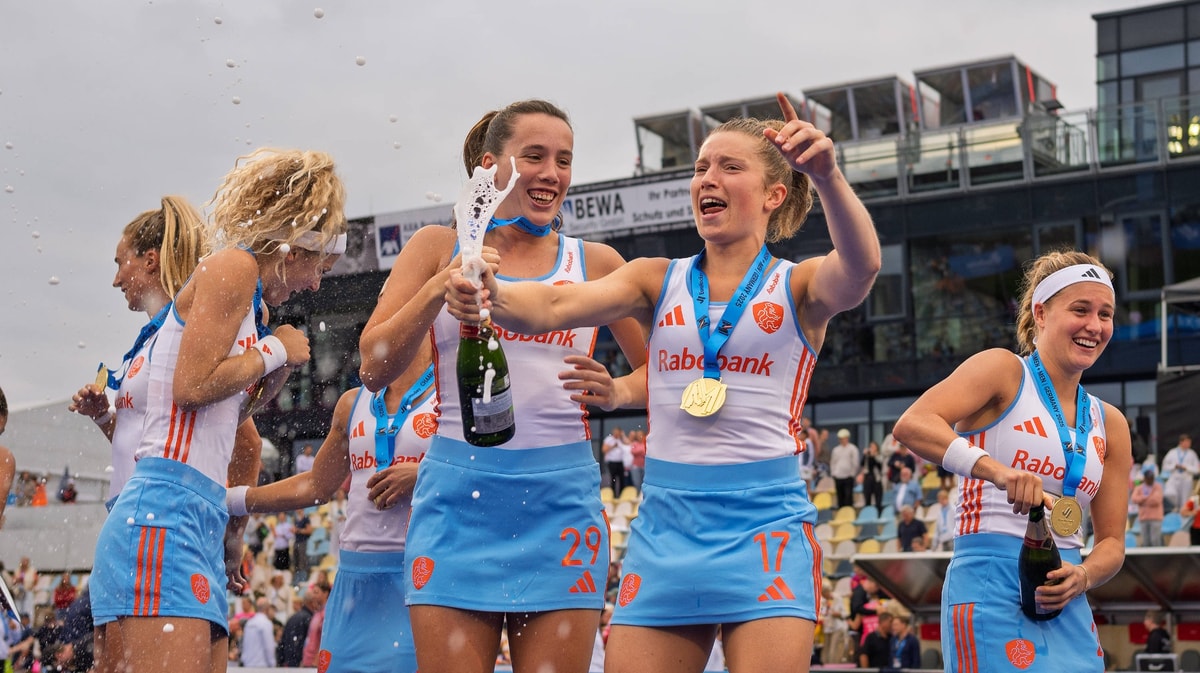 De Nederlandse hockeysters vieren de winst van het EK