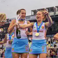De Nederlandse hockeysters vieren de winst van het EK