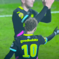 Noa Lang maakt een wegwerpgebaar bij PSV