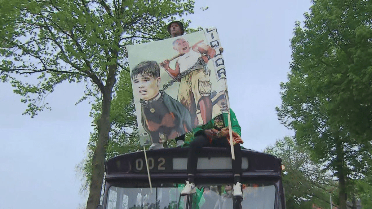 Victor Edvardsen toont het 'Wouter Goes-spanddoek'