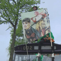 Victor Edvardsen toont het 'Wouter Goes-spanddoek'