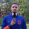 Devyne Rensch voor de camera van Mee Met Oranje
