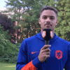 Devyne Rensch voor de camera van Mee Met Oranje