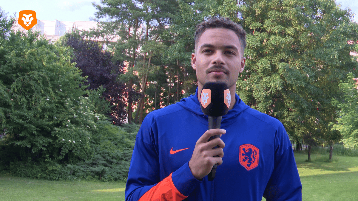 Devyne Rensch voor de camera van Mee Met Oranje