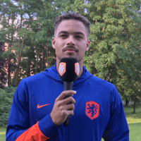 Devyne Rensch voor de camera van Mee Met Oranje