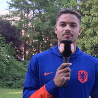 Devyne Rensch voor de camera van Mee Met Oranje