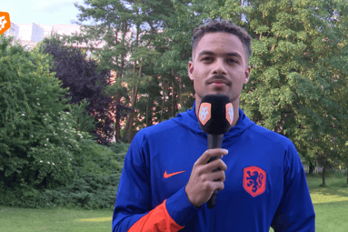 Devyne Rensch voor de camera van Mee Met Oranje