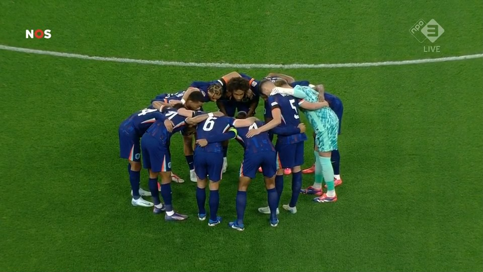 Het Nederlands elftal voorafgaand aan de interland tegen Hongarije.