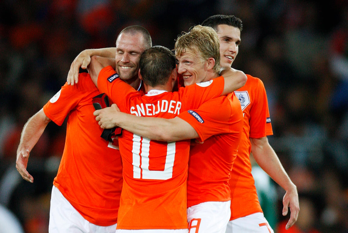 V.l.n.r. Andre Ooijer, Wesley Sneijder, Dirk Kuyt en Robin van Persie vieren feest tijdens Nederland - Italië op 9 juni 2008