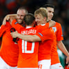V.l.n.r. Andre Ooijer, Wesley Sneijder, Dirk Kuyt en Robin van Persie vieren feest tijdens Nederland - Italië op 9 juni 2008