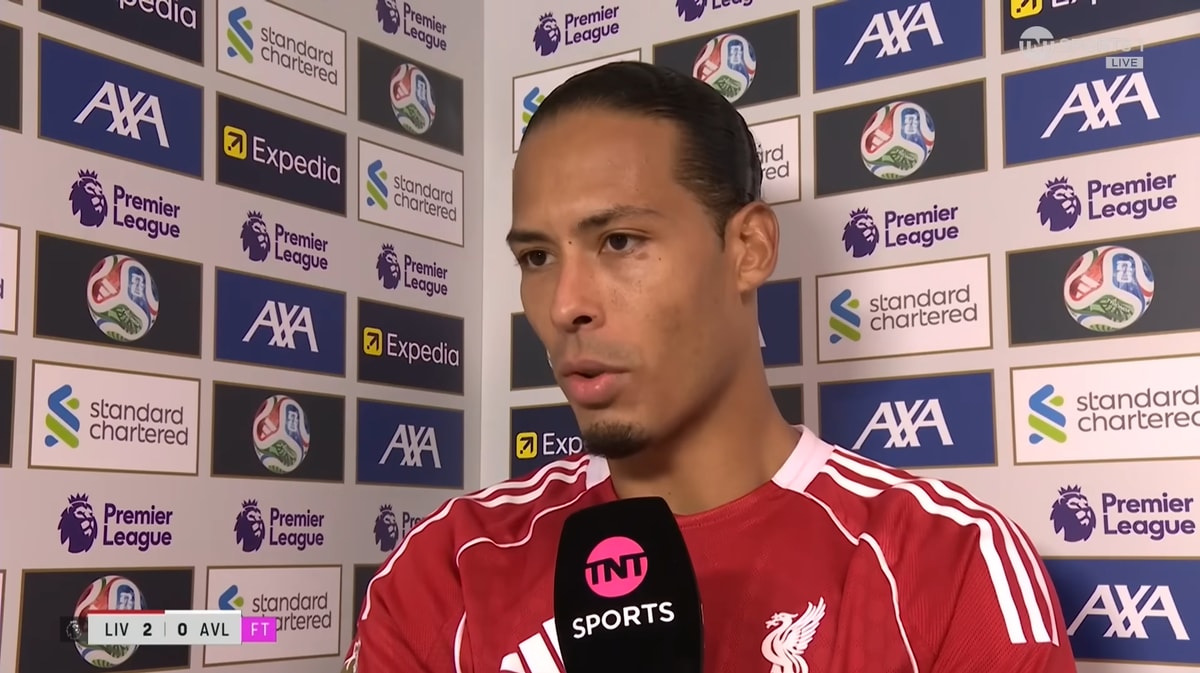 Virgil van Dijk voor de camera van TNT Sports