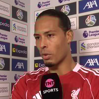 Virgil van Dijk voor de camera van TNT Sports