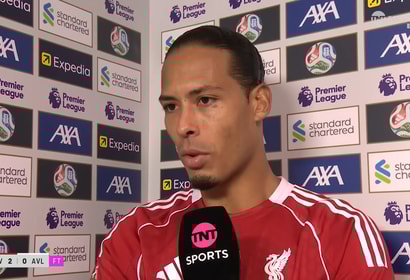 Virgil van Dijk voor de camera van TNT Sports