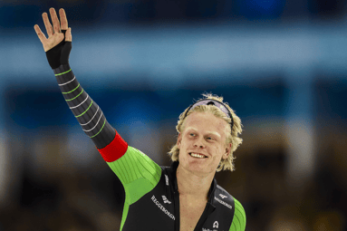 Schaatser Tim Prins wint de 1000 meter bij het WCKT in Thialf