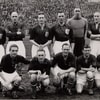 Het Nederlands elftal in 1939, met Bertus de Harder helemaal rechts onderin.