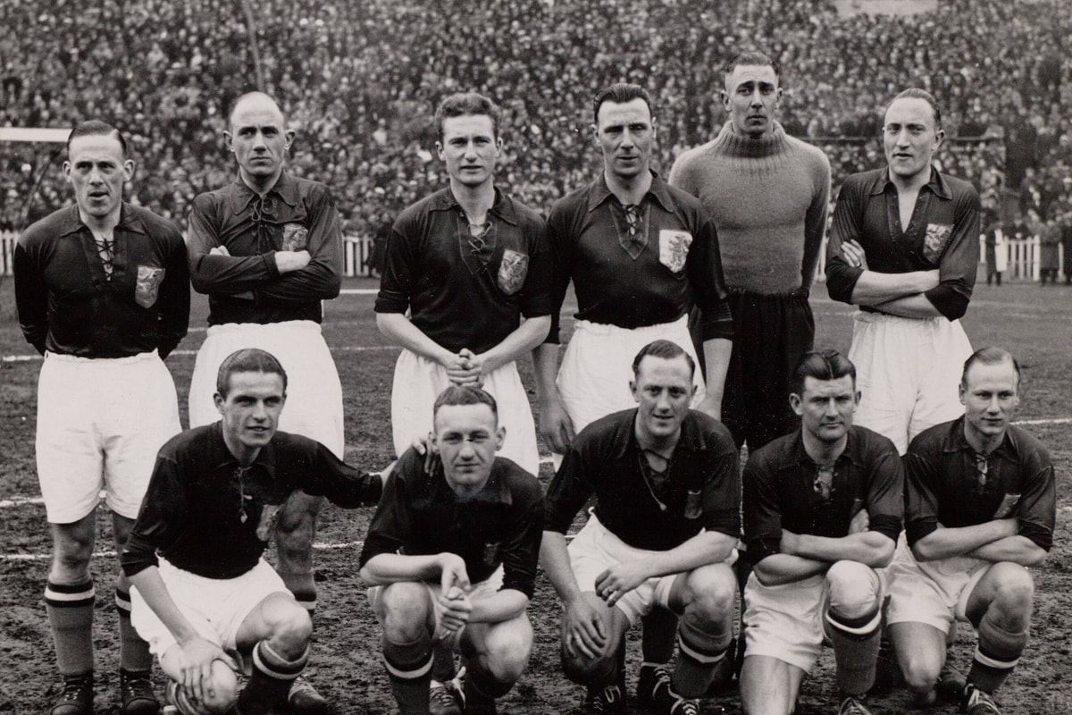 Het Nederlands elftal in 1939, met Bertus de Harder helemaal rechts onderin.