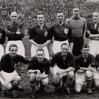 Het Nederlands elftal in 1939, met Bertus de Harder helemaal rechts onderin.