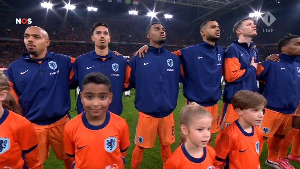 Het Nederlands elftal luistert naar het volkslied voorafgaand aan de interland tegen Hongarije