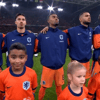 Het Nederlands elftal luistert naar het volkslied voorafgaand aan de interland tegen Hongarije