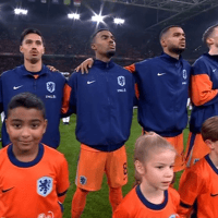 Het Nederlands elftal luistert naar het volkslied voorafgaand aan de interland tegen Hongarije