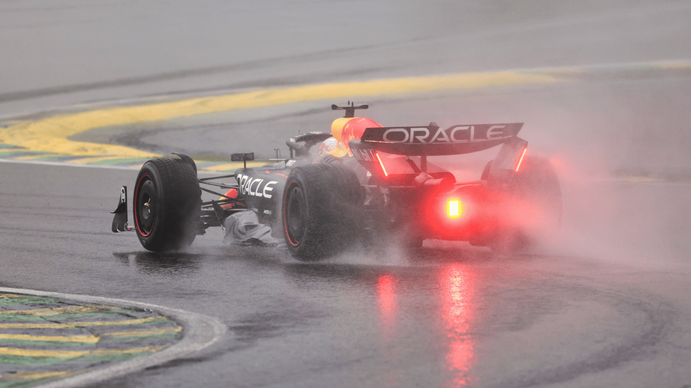 Max Verstappen in actie door de regen