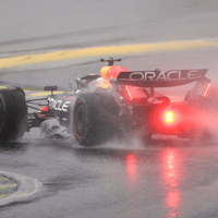 Max Verstappen in actie door de regen