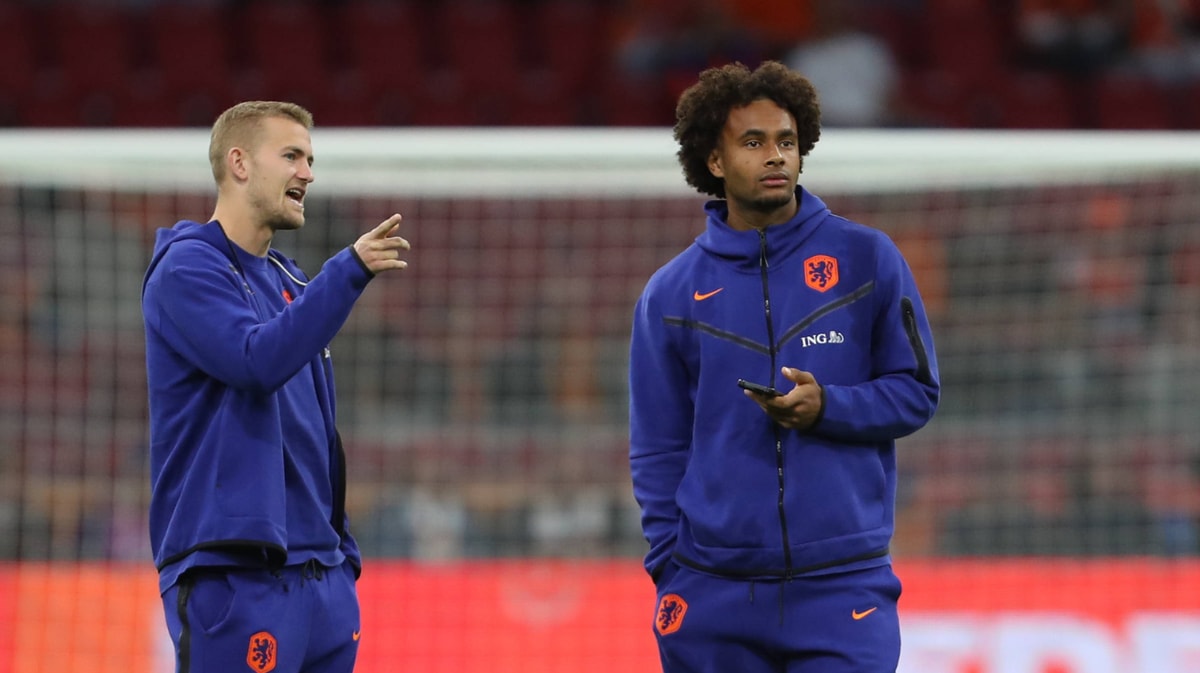 Matthijs de Ligt (links) en Joshua Zirkzee bij het Nederlands elftal
