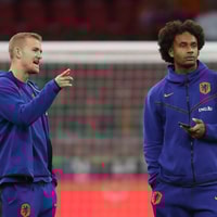 Matthijs de Ligt (links) en Joshua Zirkzee bij het Nederlands elftal