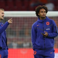 Matthijs de Ligt (links) en Joshua Zirkzee bij het Nederlands elftal