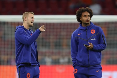 Matthijs de Ligt (links) en Joshua Zirkzee bij het Nederlands elftal