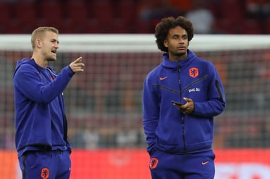 Matthijs de Ligt (links) en Joshua Zirkzee bij het Nederlands elftal